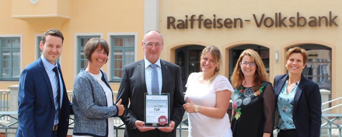 Finanzierungsberater der Raiffeisen-Volksbank Donauwörth eG von links: Jochen Mittring, Kristina Hoffmann, Michael Nothofer, Nicole Schaller, Sonja Zub, Angelika van Noord