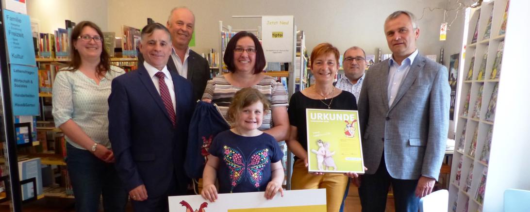 Das Bild zeigt v.l.n.r. Ulrike Hitzler, 1. Bürgermeister Günther Pfefferer, Josef Meßmer, Karin Roßkopf, Linda Hitzler, Büchereileitung Mariele Lettenbauer, Edwin Reng sowie Stephan Leibl vom Bayernwerk bei der Übergabe des Lesezeichen-Preises