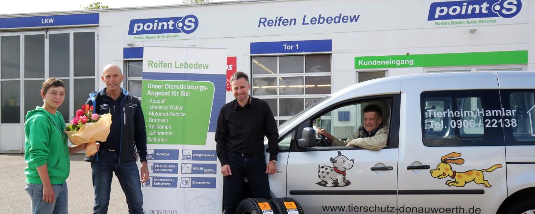 Das Bild zeigt von links: Paulina Wach (Tierheim Hamlar), Karlheinz Scheller (Filialleiter Reifen Lebedew Wemding), Thomas Häußler (Continental) und Siegfried Theurer (Vorstandschaft Tierheim Hamlar)