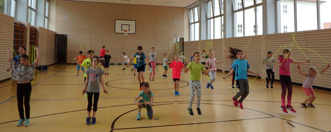 Die Schüler der Mangold-Grundschule beim Trainieren mit dem Sprungseil.