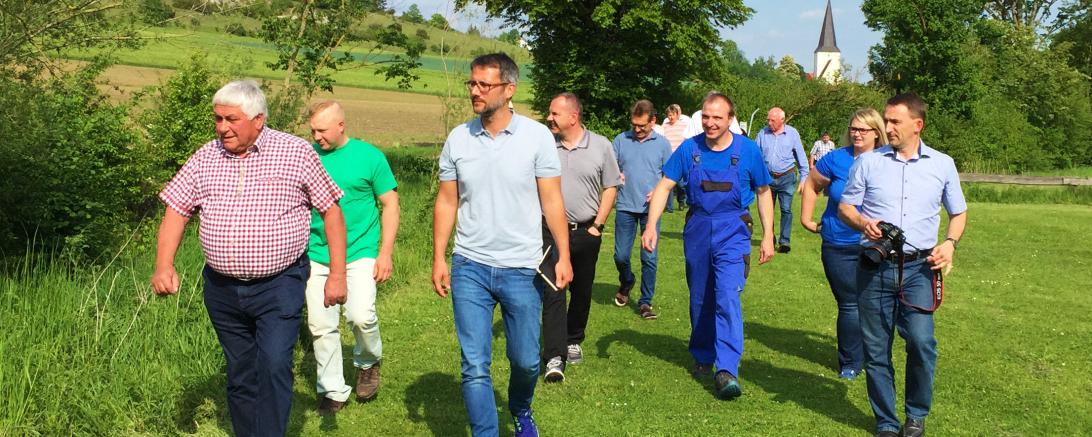 Auf dem Bild (v.l.n.r.): Ortsprecher Heinrich Burger, Jagdvorstand Guido Hubel, OB-Kandidat Steffen Höhn, Karl Scherlin, Günter Deffner vom Förderverein, Herr und Frau Benninger, Stadtrat Hans Puffer.
