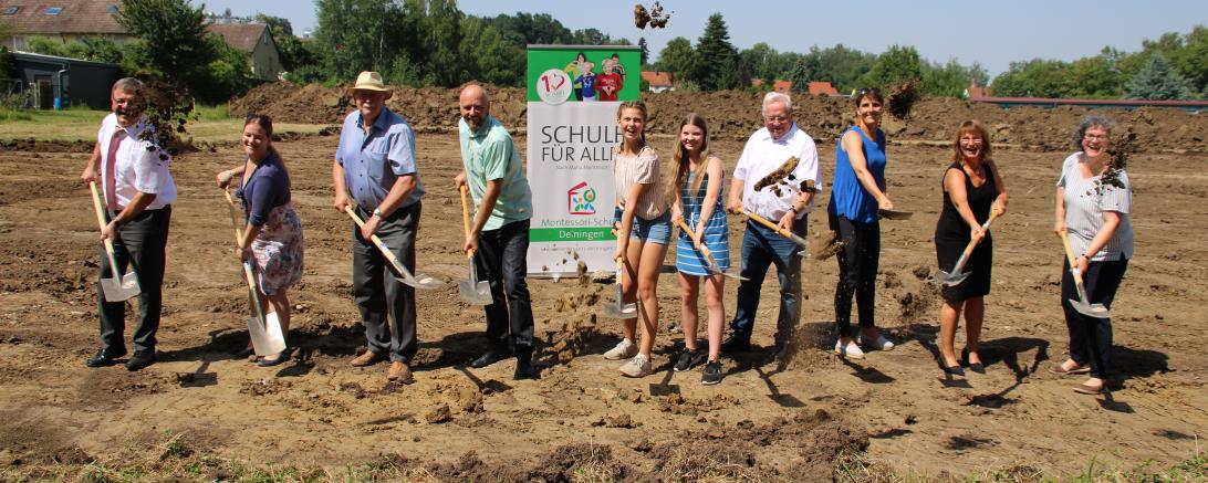 Beim Spatenstich von links: Erich Meyer (Stellv. Vorstand Sparkasse Donauwörth/Oettingen), Annika Groß (Stellv. Schulleitung), Stellvertretender Landrat Reinhold Bittner, Joachim Bürklein (Architekt), Franziska Riefle und Felicitas Götz (Schülersprecherinnen), Johannes Käser (Thannhauser Bauunternehmung), Bettina Kandler (Architektin), Bürgermeisterin Petra Wagner und Gabriele Schimpp ((Vorstandschaft Montessori Fördergemeinschaft)	