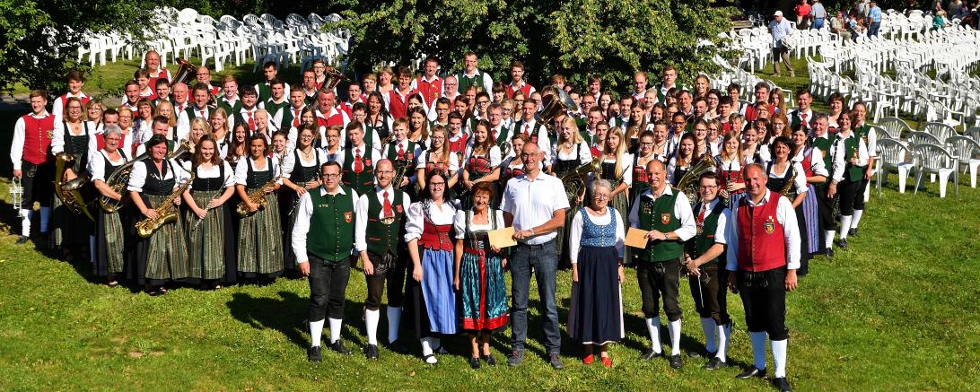 Das Bild zeigt die Musikkapelle Deiningen.