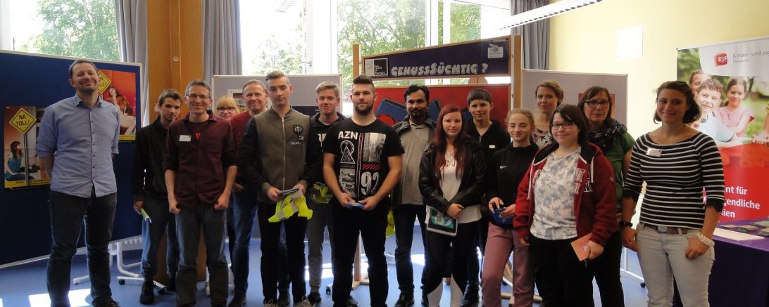 Die teilnehmenden Schüler an dem Suchtparcours in der Staatlichen Berufsschule Nördlingen.