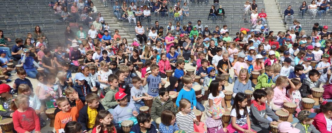Die Schüler die an dem Workshop teilgenommen haben und einige Eltern die beim Abschlusskonzert zugeschaut haben.