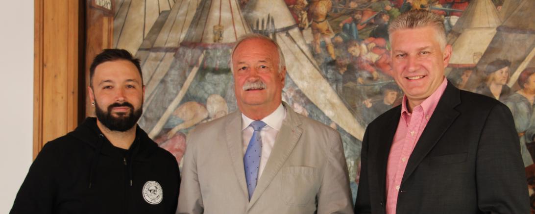 Das Bild zeigt (v.l.): Marcel Kraft, Fladenpiraten, Oberbürgermeister Hermann Faul, Michael Metz, Geschäftsführer Fürstliche Brauerei Wallerstein