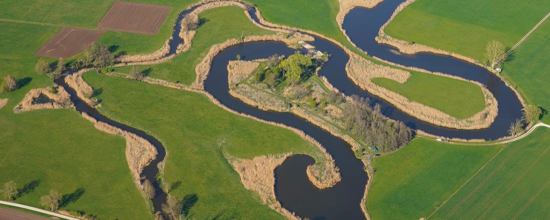 In vielen Flussschleifen windet sich die Wörnitz durch ihr Tal bei Oettingen und Munningen.