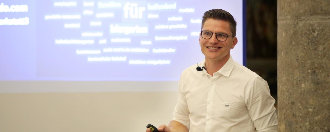 Das Bild zeigt David Wittner mit seinem Vortrag bei der Zukunftswerkstatt zum Thema Werte im Stadtmuseum Nördlingen.