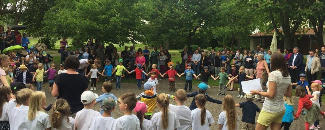 Das Bild zeigt die Kindergartenkinder bei einer Aufführung