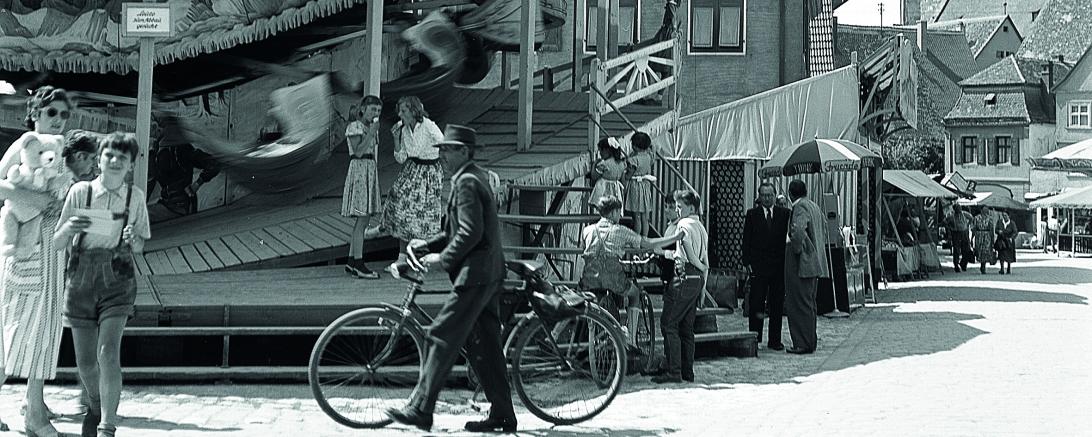 1963 findet die letzte Mess' innerhalb der Stadtmauern statt. Am Obstmarkt standen bis dahin große Fahrgeschäfte wie Schiffschaukeln und die Zugspitzbahn (siehe Foto von 1958)
