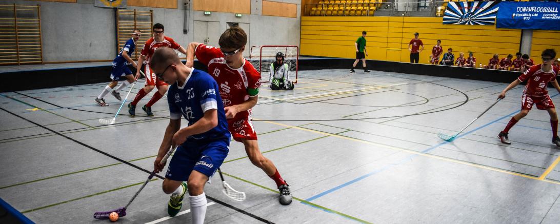 Am letzten Pfingstferienwochenende treffen sich erneut die acht besten deutschen Nachwuchs Floorballteams in der Neudegger Sporthalle in Donauwörth, um den Deutschen Meistertitel in der Kategorie U17 Kleinfeld auszuspielen.
