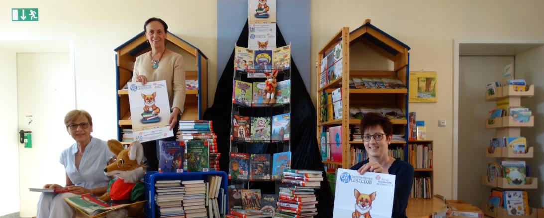 Eine Menge Bücher warten auf die Leser des Sommerferien-Leseclub in der Stadtbibliothek. Von links: Barbara Kandler, Bibliotheksleiterin Evelyn Kutzner und Projektleiterin und Auszubildende Martina Dietrich.