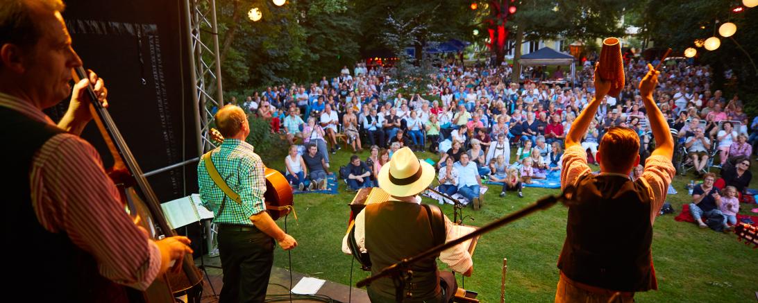 Ein herrlicher Blick von der Bühne auf das Festivalgelände auf Gut Sulz. 2017 feierten die CubaBoarischen ein Fest – 2019 kommen mit den „Raith-Schwestern & DaBlaimer, PAM PAM Ida und der Keller Steff BIG Band drei „Größen“ der bayrischen Musikszene nach Gut Sulz bei Münster/Rain am Lech.