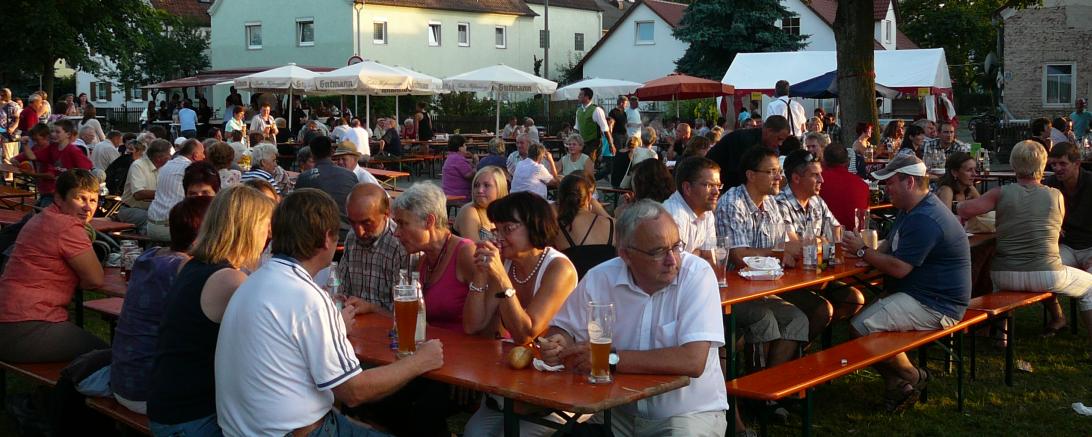Das Bild zeigt das Mertinger Straßenfest 2010.