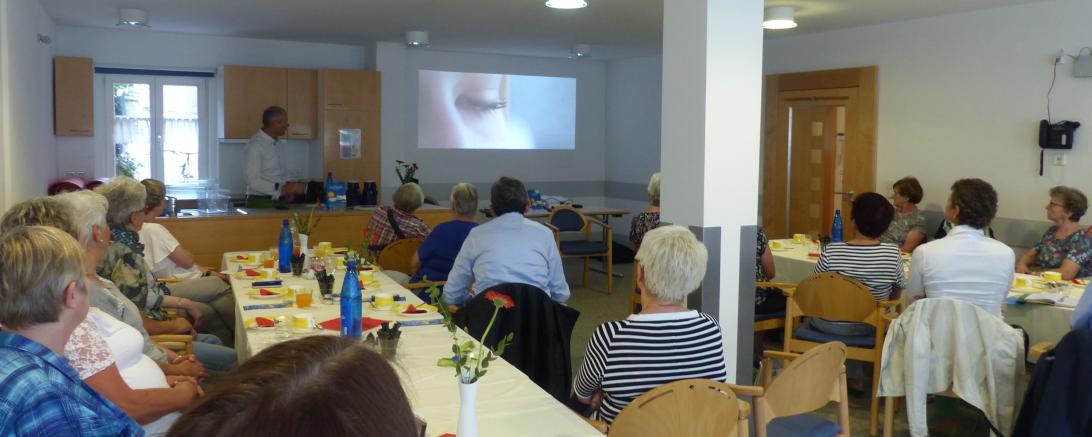 30 ehrenamtliche Mitarbeiter der Seniorenheime des gemeinsamen Kommunalunternehmens Donau-Ries Kliniken und Seniorenheime nahmen vor Kurzem an einer Weiterbildung zum Thema „Kraftquelle Humor – gerade auch im Ehrenamt“