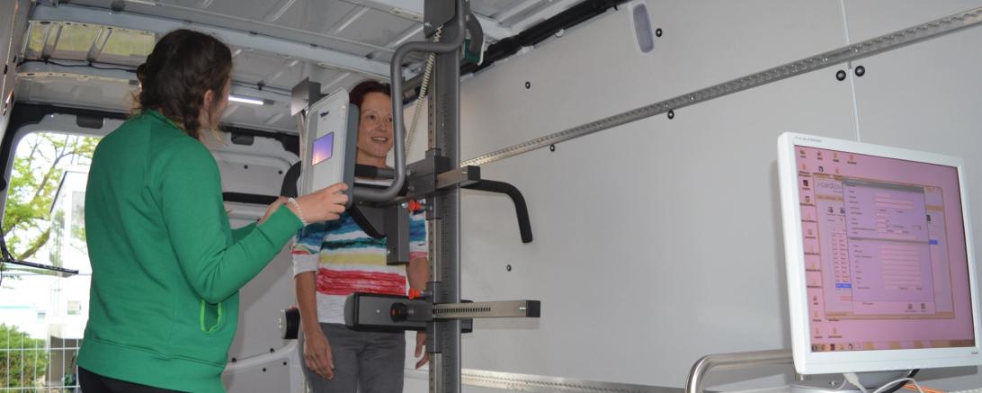 Auch Martina Mayer, Krankenschwester auf der Intensivstation der Oettinger Donau-Ries Klinik, hat das Angebot an den Gesundheitstagen in Anspruch genommen. Betreut wurde sie dabei von Isabella Kudella.