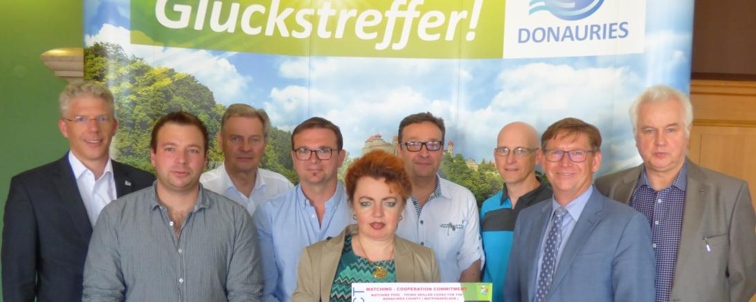 (v.r.n.l.) Michael Zehner (EUCONTACT), Landrat Stefan Rößle, Michael Dambacher (La Fontana Nördlingen), Franz Nosalski (Alte Brauerei Mertingen), Rita Taran (EUCONTACT), Karl Huber (Goldene Sonne Maihingen), Eugen Schuler (Parkhotel Donauwörth), Alexander Trollmann (Wallfahrt Wemding), Veit Meggle (Wirtschaftsförderverband). Auf dem Bild fehlen: Philipp Flamm (Kloster Holzen), Florian König (2ndHome Nördlingen), Andreas Senz (Zum Kreuz Dirgenheim)