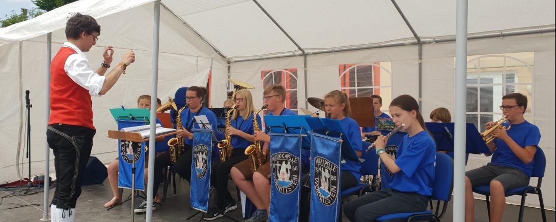 Gäste aus Baden-Württemberg, Mittelfranken und Schwaben beim Musikantenbiergarten in Wörnitzstein.