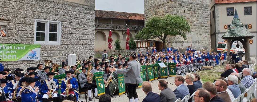 Unter dem Motto „Der Landkreis musikalisch vereint“ gaben sich die Stadtkapellen aus Harburg, Rain, Donauwörth und Nördlingen ein Stelldichein als vereintes Großorchester.
