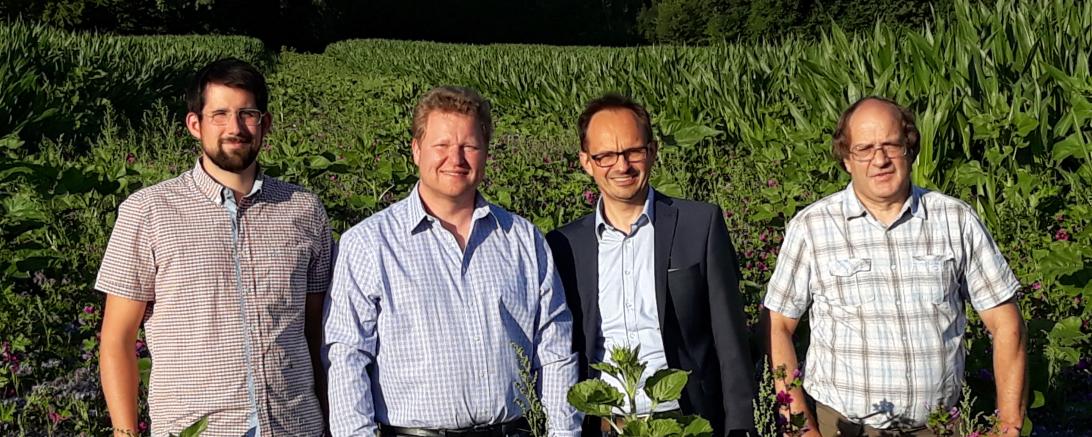 (v.l.): Projektbetreuer Bernhard Bacherle, Landwirt Karl-Heinz Fackler, Wemdings Bürgermeister Dr. Martin Drexler und Landwirt Xaver Wenninger Foto: Mario Binswanger, Stadt Wemding