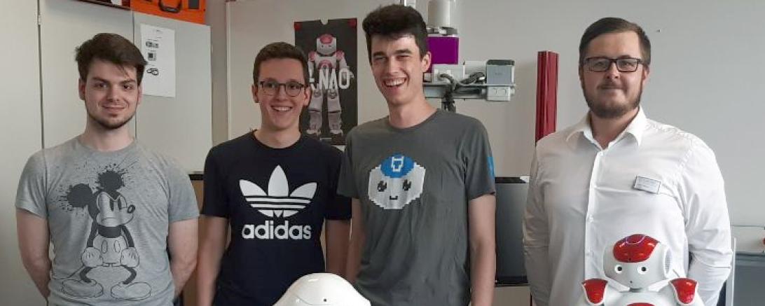 Die drei Studenten der IT-Projektgruppe für Humanoide Robotik der Hochschule Augsburg: Marcel Maier, Marcel März und Erik Herberg.
