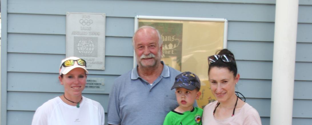 Auf dem Bild zusehen v. l. n. r. Janine Barthold, Oberbürgermeister Hermann Faul, Christine Rappl mit den Kindern Johannes und Alexander