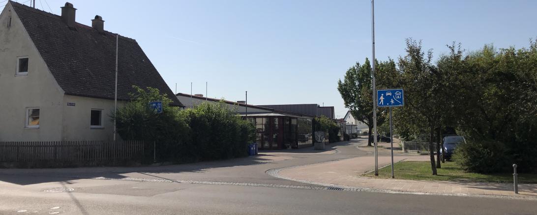 Der Vorplatz zur Schmutterhalle soll sich in den nächsten Jahren verändert. Vor allem Parkplätze werden auf dem Areal entstehen. 