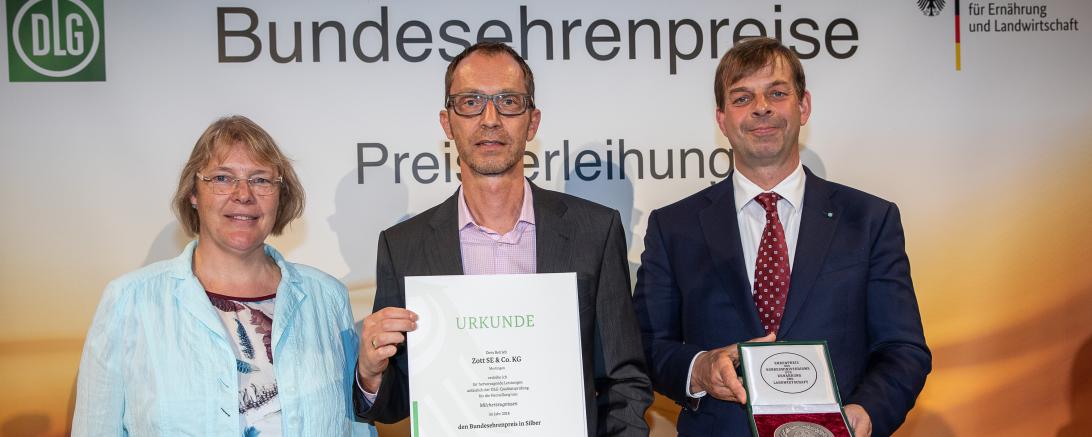 Ministerialdirektorin Dr. Katharina Böttcher (links), überreicht gemeinsam mit DLG-Präsident Hubertus Paetow (rechts) Urkunde und Medaille an Thomas Müller.
