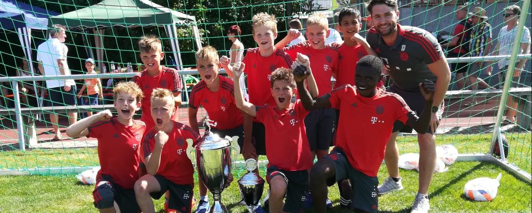 Das Bild zeigt die U10 Turniersieger FC Bayern München.