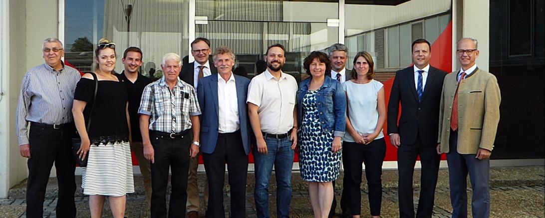 Das Bild zeigt (v.l.n.r): Siegfried Segnitzer, Marion Segnitzer-König (Stadt-und Kreisrätin), Christian Martin (stellv. OV Vorsitzender), Alfred Stöckl (Kreisrat), Helmut Friedl (Vorsitzender Verband der Bayerischen Zuckerrübenanbauer), Gerhard Martin (1. Bürgermeister), Daniel König (SPD OV Vorsitzender), Ruth Müller (MdL), Gerhard Murmann (Werk Rain), Nadine Seidemann (Betriebsrat), Dr. Volker Proffen (Südzucker Mannheim) und Wolfgang Vogl (Werksleiter Rain)
