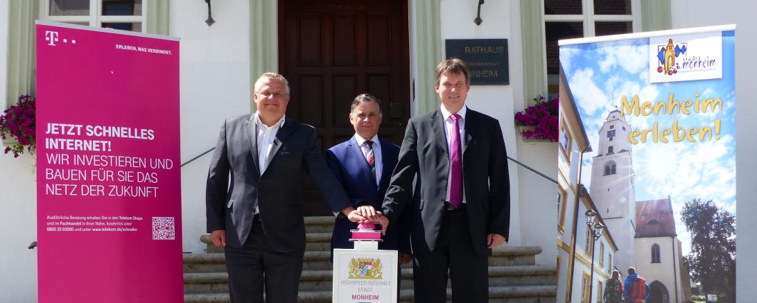 Highspeed-Internet Stadt Monheim. Von links nach rechts: Holger Betz, Telekom Technik, Bürgermeister Günther Pfefferer, Markus Sand, Telekom. 