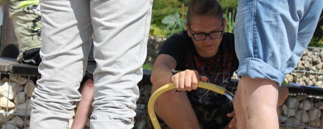 Mit großer Begeisterung probierten sich die Schüler an den verschiedenen Stationen aus, erfuhren neue Sinneseindrücke, stellten duftende Seifen her, gestalteten Kunstwerke, übten Kraft und Geschick, genossen leckere Kräuterlimonaden und Speisen und konnten sich in der Wellnessoase im Sinne der Lebensordnung entspannen.