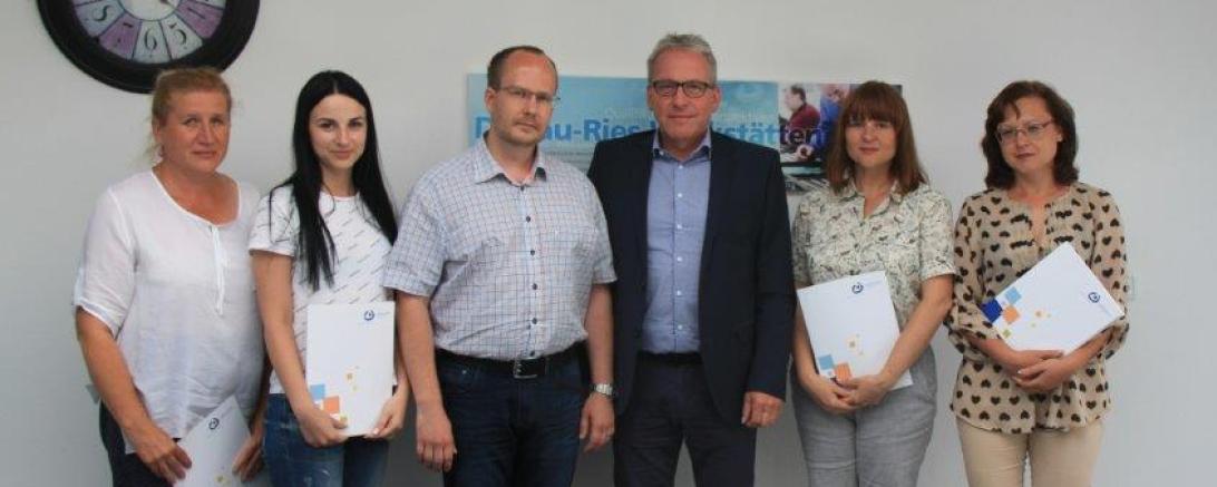 Das Bild zeigt die Frühförderleiterin Natalias Kolomoetz, die Kinderärztin Natalia Petruschina, die Psychologin Karina Krawzova und die Ergotherapeutin Olga Dozenko sowie Roman Bondarenko und Manfred Steger.