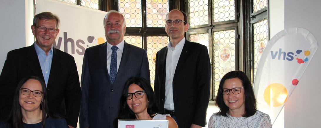 Das Bild zeigt das Team der Rieser Volkshochschule Nördlingen (v. li. Simone Heinze, Bianca Hahn, Heidi Hertle) mit Oberbürgermeister und 1. Vorsitzenden Hermann Faul, 2. Vorsitzenden Raimond Eberle und VHS-Leiter Peter Schiele mit dem EFQM-Zertifikat.