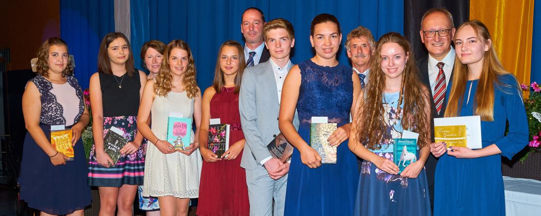 Das Bild zeigt die Klassenbesten der Realschule Rain.