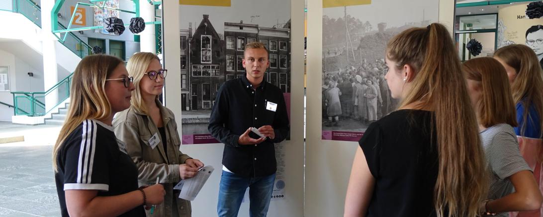 Eduard Baier, Jana Reicherzer und Tamara Sedlmeier (BVW) führen die Gäste der Anton-Jaumann Realschule Wemding durch die Ausstellung. 