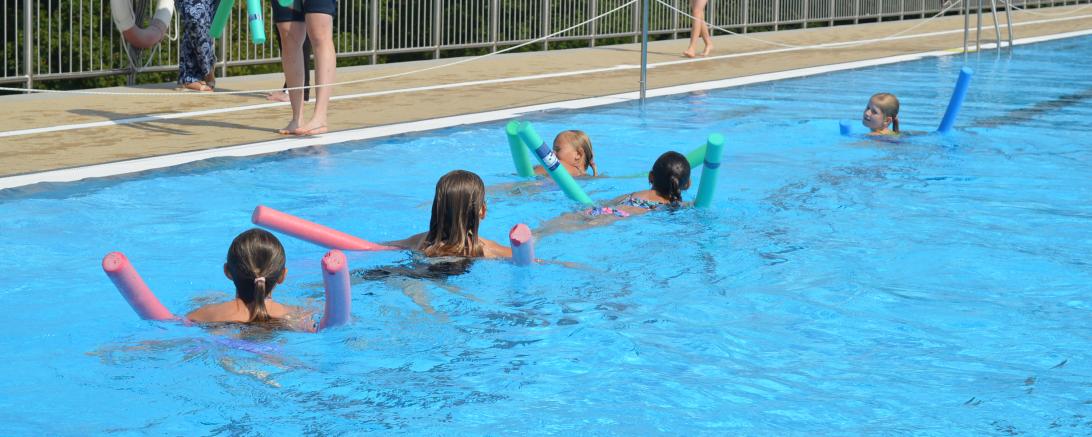 Kinder schwimmen im Schwimmbecken 
