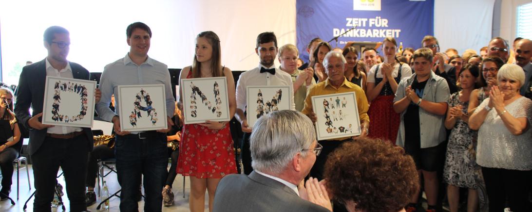 Die Belegschaft bedankte sich herzlich bei Renata und Armin Thienel (im Vordergrund) und ließ keinen Zweifel: Man arbeitet gerne bei Destilla.