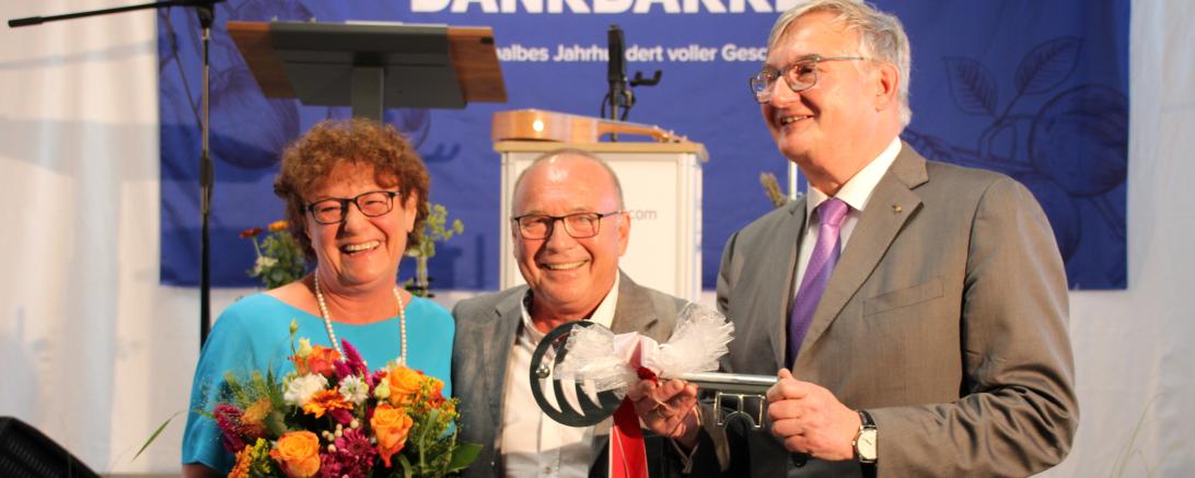 Renata und Armin Thienel nahmen von Architekt Werner Eberl (Mitte) den symbolischen Schlüssel für das neue Werk entgegen.