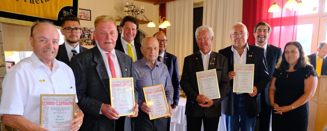 Zu Ehrenmitgliedern wurden ernannt Manfred Zwerger, Konrad Jenning, Ludwig Jenning, Xaver Friedenberger und Johannes Straßer. Im Hintergrund die SCT-Vorstände Alexander Schwarz und Tobias Bau, BLSV-Kreisvorsitzender Roland Pickhard, sowie die Vorstände Jochen Linder und Margot Helber.