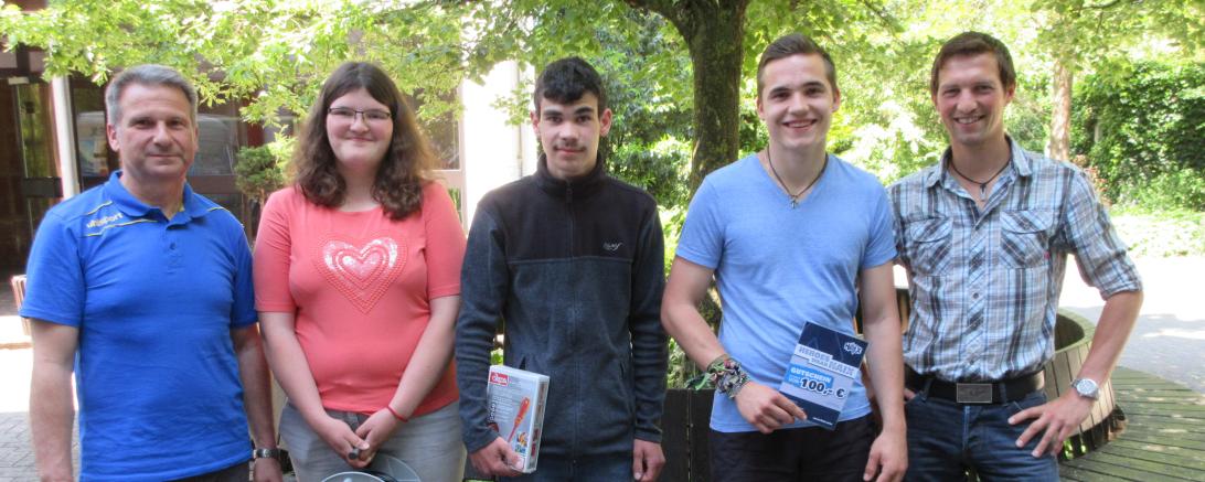 Das Bild zeigt die Erstplatzierten mit ihren Preisen.