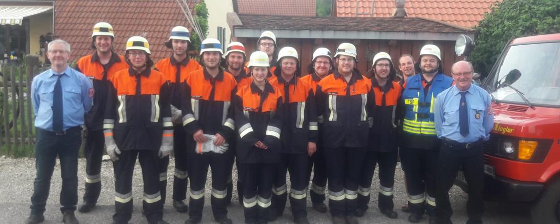 Gruppenbild der Teilnehmer der Leistungsprüfung.