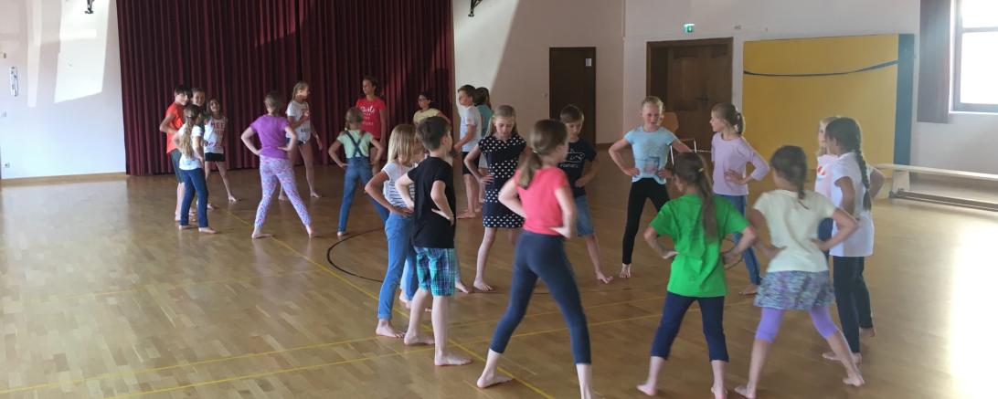 Für das Stadtmauerfest: Kinder üben bei der VHS historische Tänze.