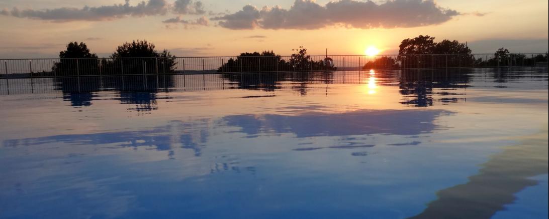 Schwimmerbecken im Freibad Donauwörth bei Abendsonne.