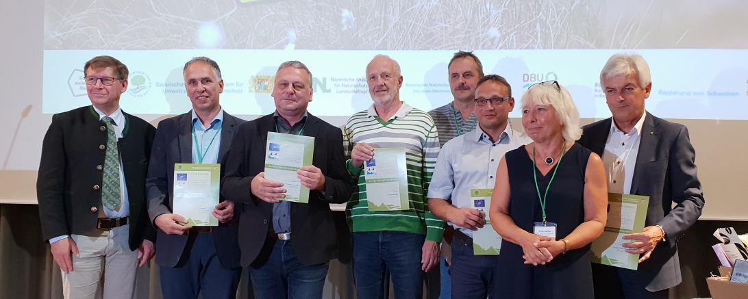 Stellvertretend überreichte Landrat Stefan Rößle als Würdigung der „NATURA 2000 Partnerschaften“ Urkunden und eine kleine Auswahl regionaler Produkte.