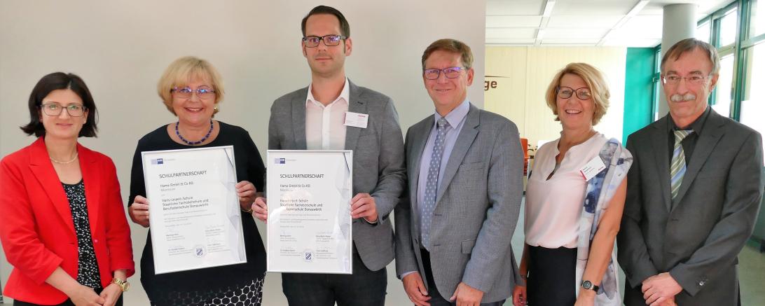Auf dem Bild zu sehen: Bettina Kräußlich (IHK Schwaben), Rektorin Doris Barth-Rieder, Matthias Alter (stellvetretender Personalleiter Hama), Landrat Stefan Rößle. Simone Heidenreich (Leiterin Aus- und Weiterbildung Hama) und Richard Strehle (strellvertretender Schulleiter). 
