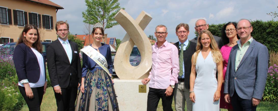 Bei der Eröffnung des Kunstpfades, von links: Regionalmanagerin Jennifer Werner, Klemens Heininger, Tina Gärtner, Thomas Böllmann (Schöpfer der Skulptur in der Bildmitte), Stefan Rößle, Prof. Wolfgang Mussgnug, Barbara Wunder, Hildegard Frank und Erwin Seiler. 