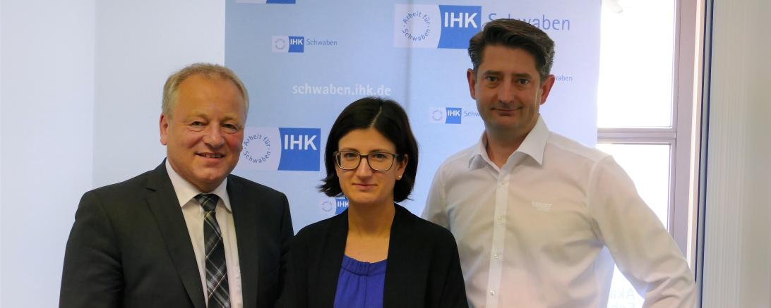 Von links: Wolfgang Winter, Vizepräsident der IHK Schwaben, Bettina Kräußlich, Regionalgeschäftsführerin IHK Nordschwaben und Andreas Dirr, Vorsitzender IHK Schwaben. 