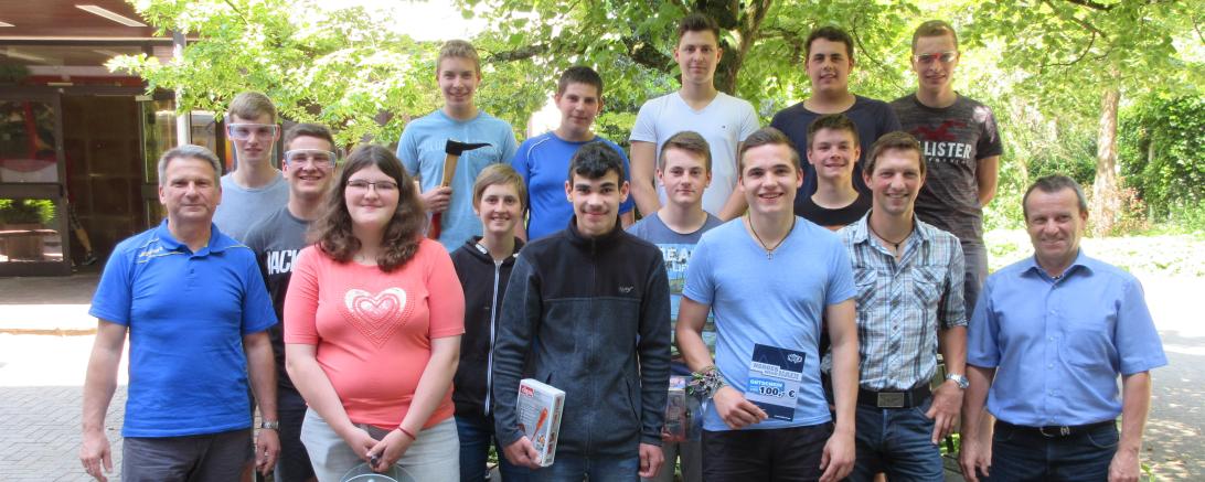 Das Bild zeigt die Teilnehmer mit ihren Preisen.