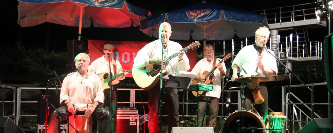 „Nordilo“ bei einem Auftritt im Freibad auf der Marienhöhe 2017